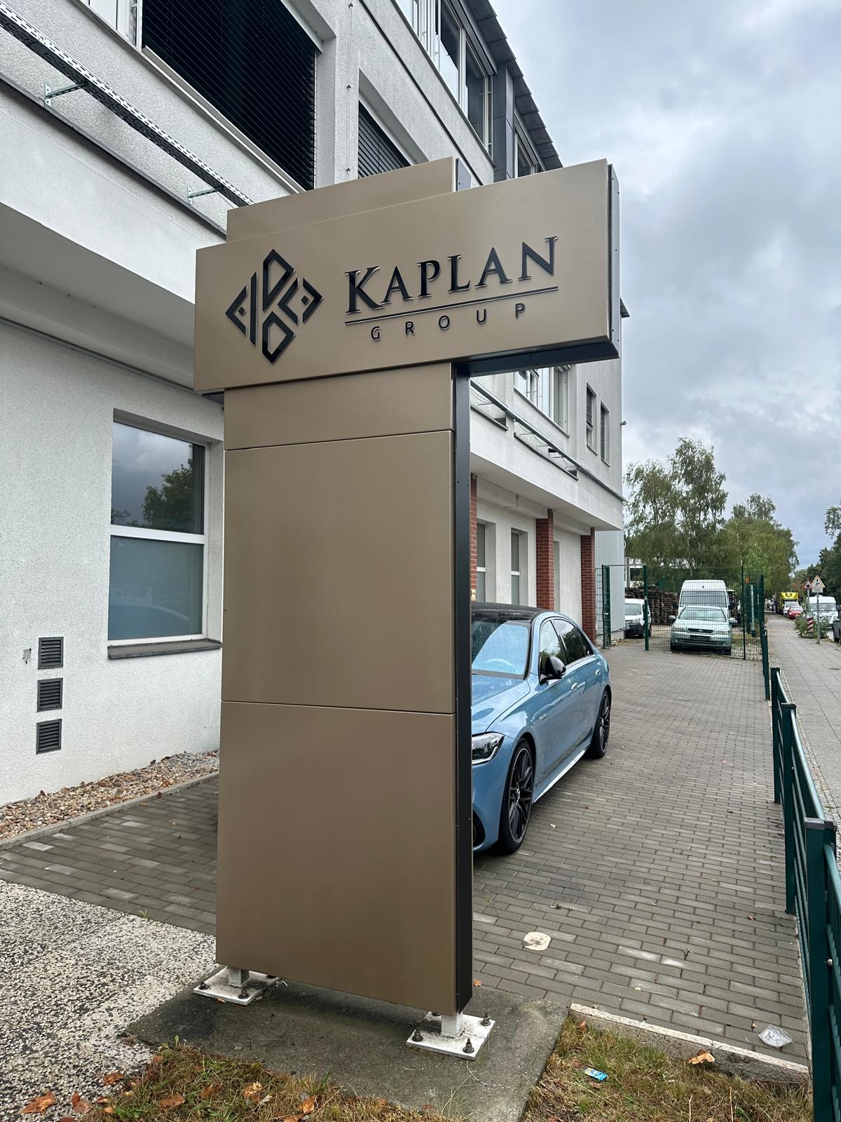 Kaplan Group - Pylon lackiert mit 3D Buchstaben