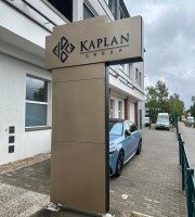 Kaplan Group - Pylon lackiert mit 3D Buchstaben