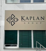 Kaplan - Plattenbeschriftung